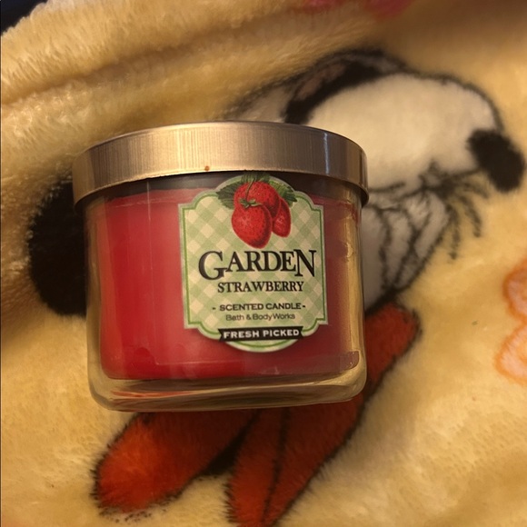 New White Barn Garden Strawberry Candle - Red - Picture 7 of 7